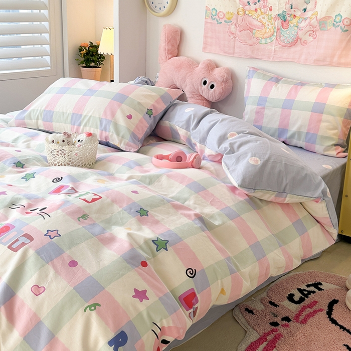 91家纺网 家纺一手货源 找家纺 昔可家纺 2024新款全棉萌趣卡通印花系列四件套 彩格粉猫