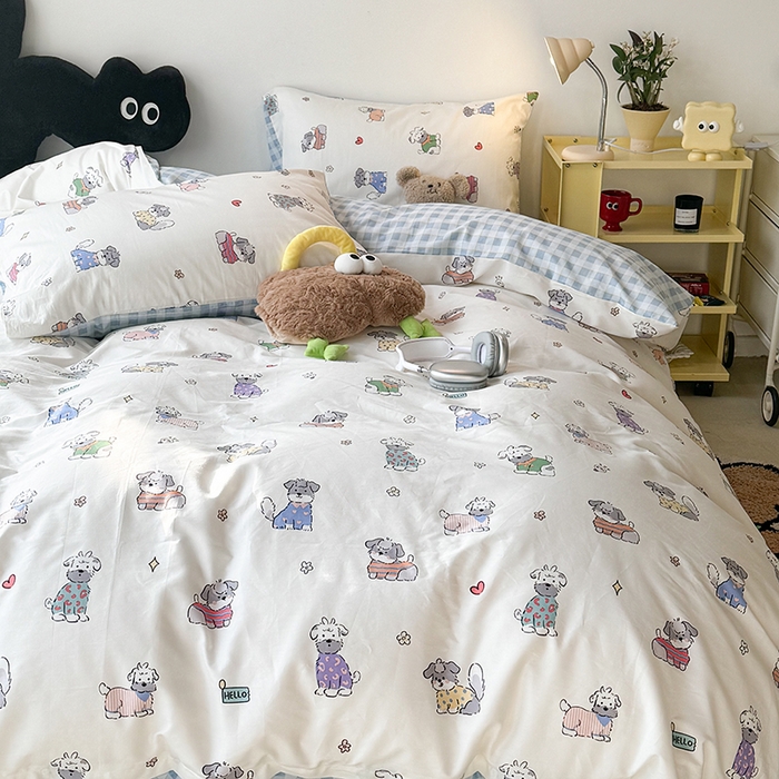 91家纺网 家纺一手货源 找家纺 昔可家纺 2024新款全棉萌趣卡通印花系列四件套 蓝格彩色哈基米