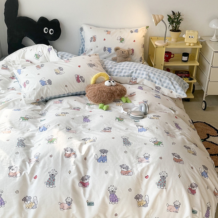 91家纺网 家纺一手货源 找家纺 昔可家纺 2024新款全棉萌趣卡通印花系列四件套 蓝格彩色哈基米