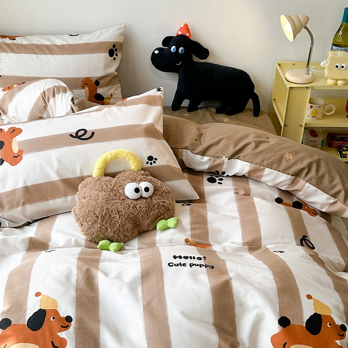 91家纺网 家纺一手货源 找家纺 昔可家纺 2024新款全棉萌趣卡通印花系列四件套 咖条狗狗