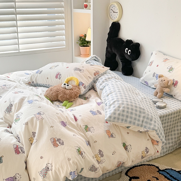 91家纺网 家纺一手货源 找家纺 昔可家纺 2024新款全棉萌趣卡通印花系列四件套 蓝格彩色哈基米