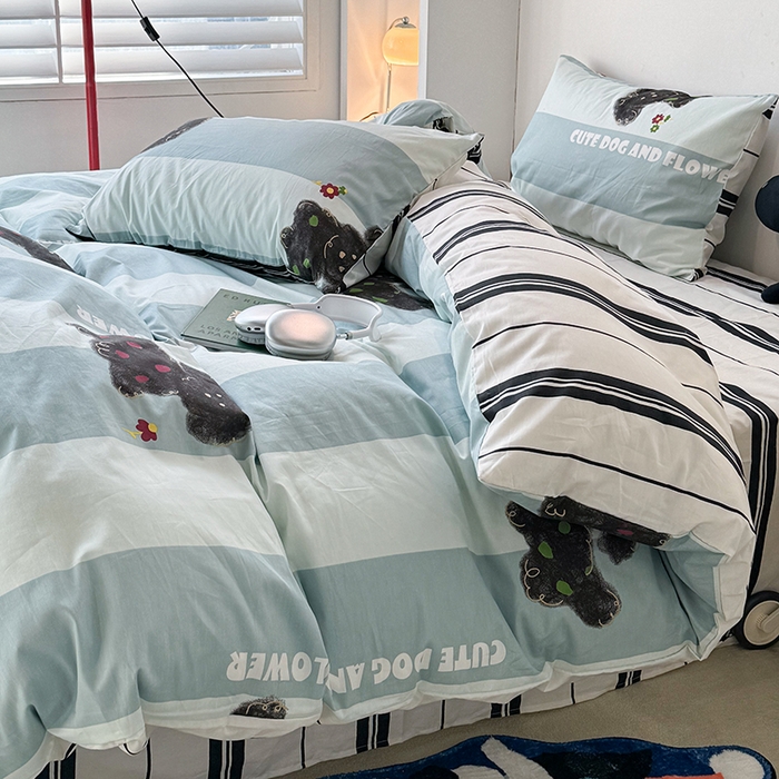 91家纺网 家纺一手货源 找家纺 昔可家纺 2024新款全棉萌趣卡通印花系列四件套 蓝条黑狗