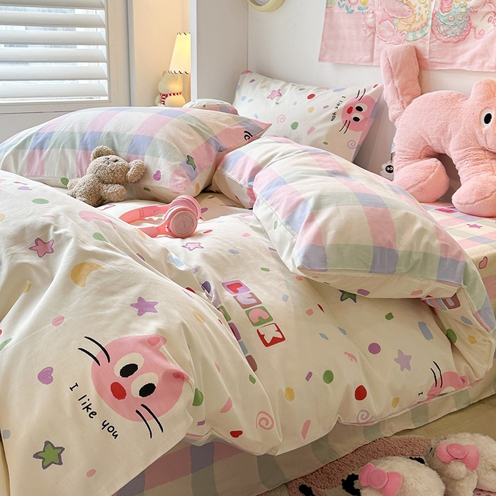 91家纺网 家纺一手货源 找家纺 昔可家纺 2024新款全棉萌趣卡通印花系列四件套 彩色点点粉猫