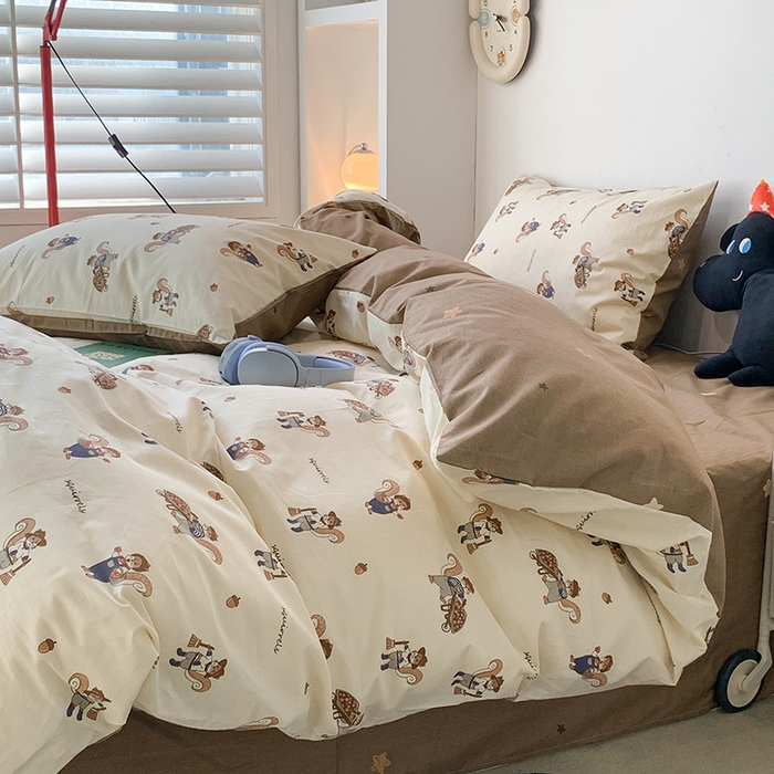 91家纺网 家纺一手货源 找家纺 昔可家纺 2024新款全棉萌趣卡通印花系列四件套 松果小松鼠