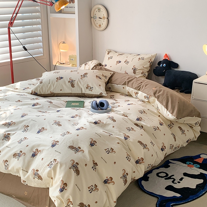 91家纺网 家纺一手货源 找家纺 昔可家纺 2024新款全棉萌趣卡通印花系列四件套 松果小松鼠