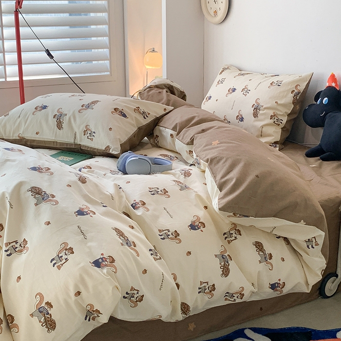 91家纺网 家纺一手货源 找家纺 昔可家纺 2024新款全棉萌趣卡通印花系列四件套 松果小松鼠