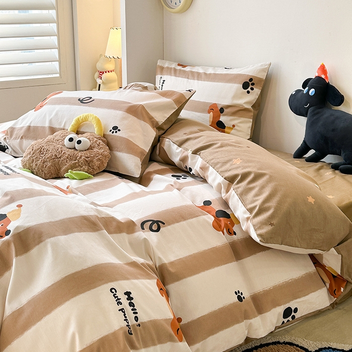 91家纺网 家纺一手货源 找家纺 昔可家纺 2024新款全棉萌趣卡通印花系列四件套 咖条狗狗