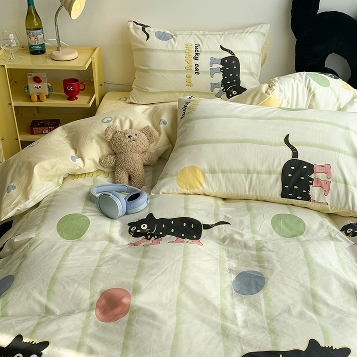 91家纺网 家纺一手货源 找家纺 昔可家纺 2024新款全棉萌趣卡通印花系列四件套 彩波点小黑猫