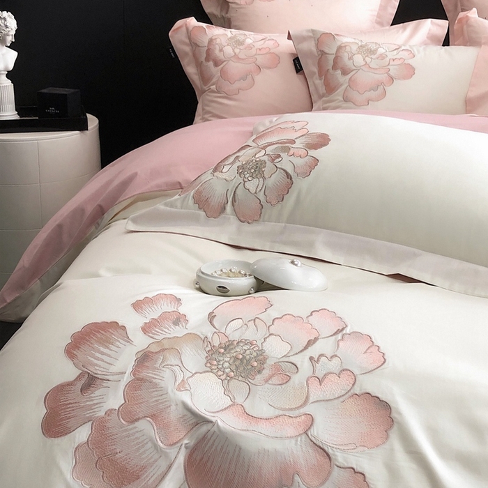 91家纺网 家纺一手货源 找家纺 卡姿家纺 2024春夏新款全棉优雅刺绣四件套-维蜜 维蜜白