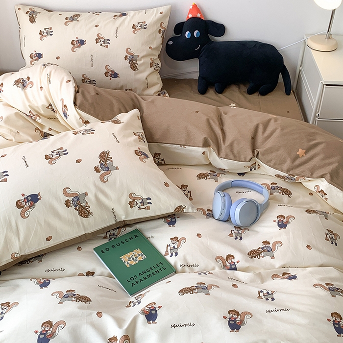 91家纺网 家纺一手货源 找家纺 昔可家纺 2024新款全棉萌趣卡通印花系列四件套 松果小松鼠