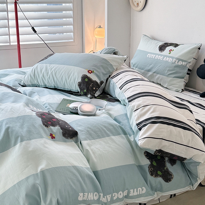 91家纺网 家纺一手货源 找家纺 昔可家纺 2024新款全棉萌趣卡通印花系列四件套 蓝条黑狗