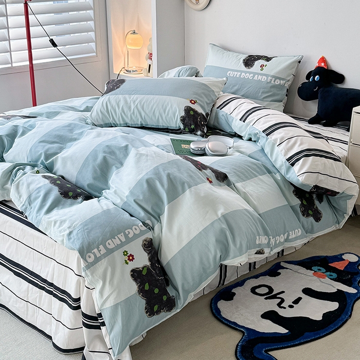 91家纺网 家纺一手货源 找家纺 昔可家纺 2024新款全棉萌趣卡通印花系列四件套 蓝条黑狗