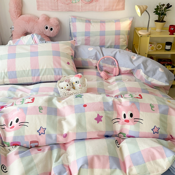 91家纺网 家纺一手货源 找家纺 昔可家纺 2024新款全棉萌趣卡通印花系列四件套 彩格粉猫