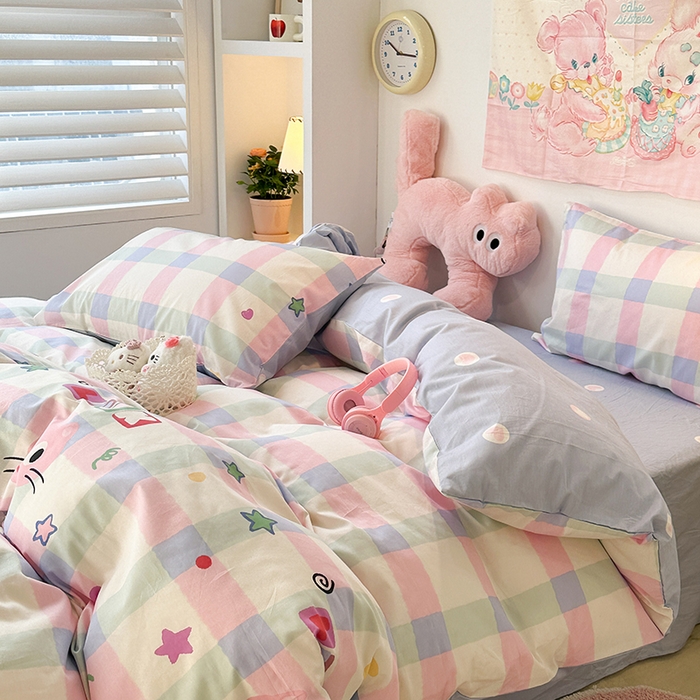 91家纺网 家纺一手货源 找家纺 昔可家纺 2024新款全棉萌趣卡通印花系列四件套 彩格粉猫