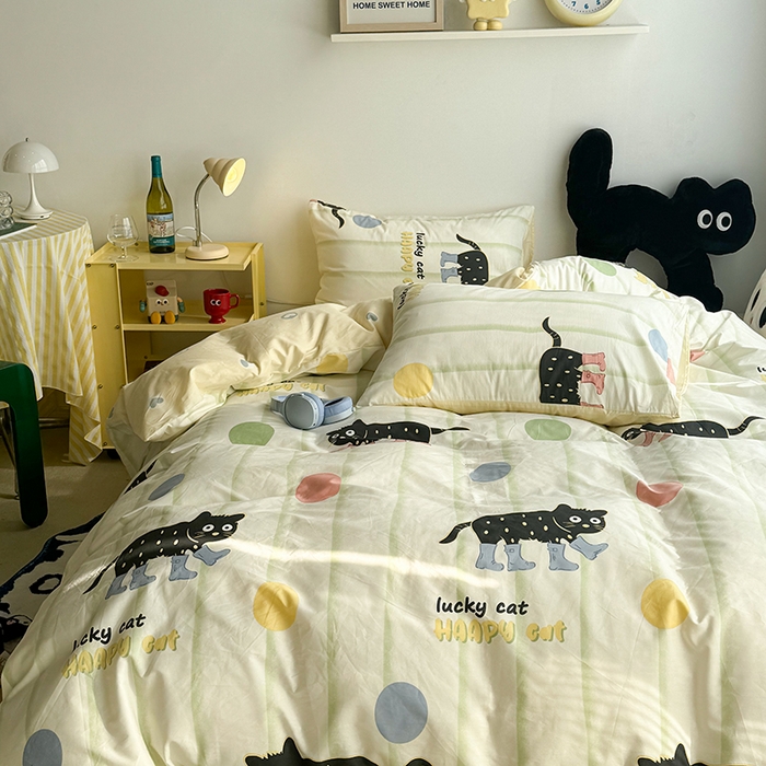 91家纺网 家纺一手货源 找家纺 昔可家纺 2024新款全棉萌趣卡通印花系列四件套 彩波点小黑猫