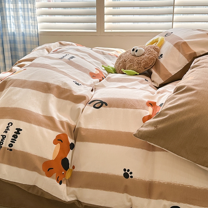 91家纺网 家纺一手货源 找家纺 昔可家纺 2024新款全棉萌趣卡通印花系列四件套 咖条狗狗