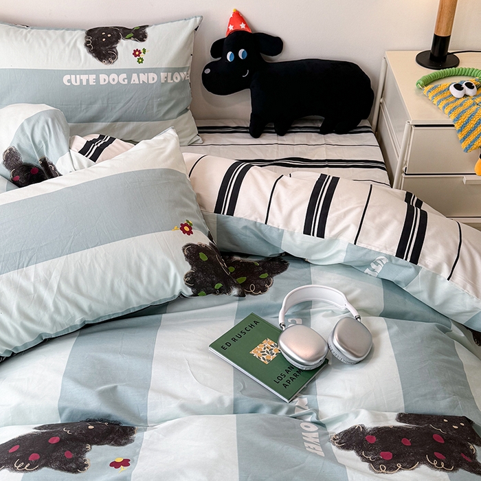 91家纺网 家纺一手货源 找家纺 昔可家纺 2024新款全棉萌趣卡通印花系列四件套 蓝条黑狗