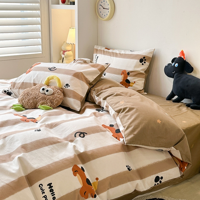 91家纺网 家纺一手货源 找家纺 昔可家纺 2024新款全棉萌趣卡通印花系列四件套 咖条狗狗