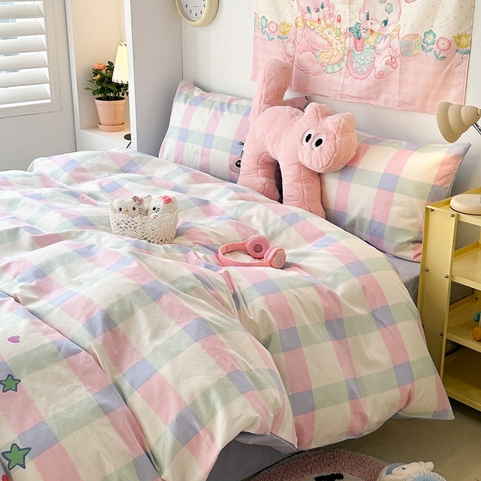 91家纺网 家纺一手货源 找家纺 昔可家纺 2024新款全棉萌趣卡通印花系列四件套 彩格粉猫