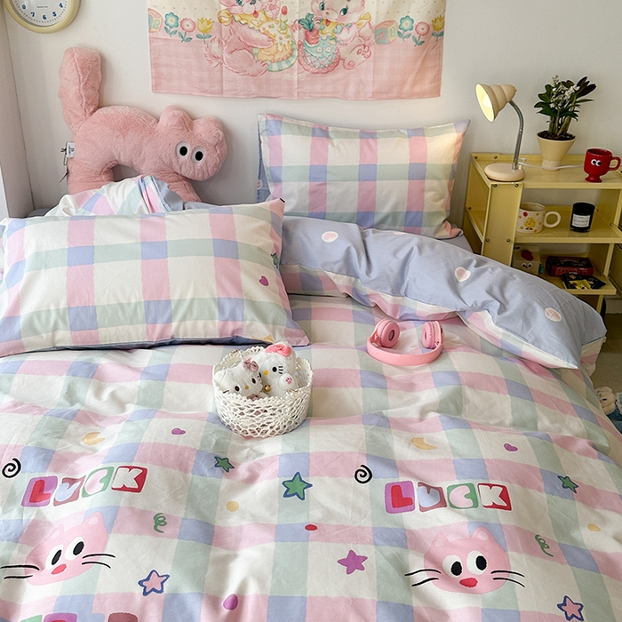 91家纺网 家纺一手货源 找家纺 昔可家纺 2024新款全棉萌趣卡通印花系列四件套 彩格粉猫