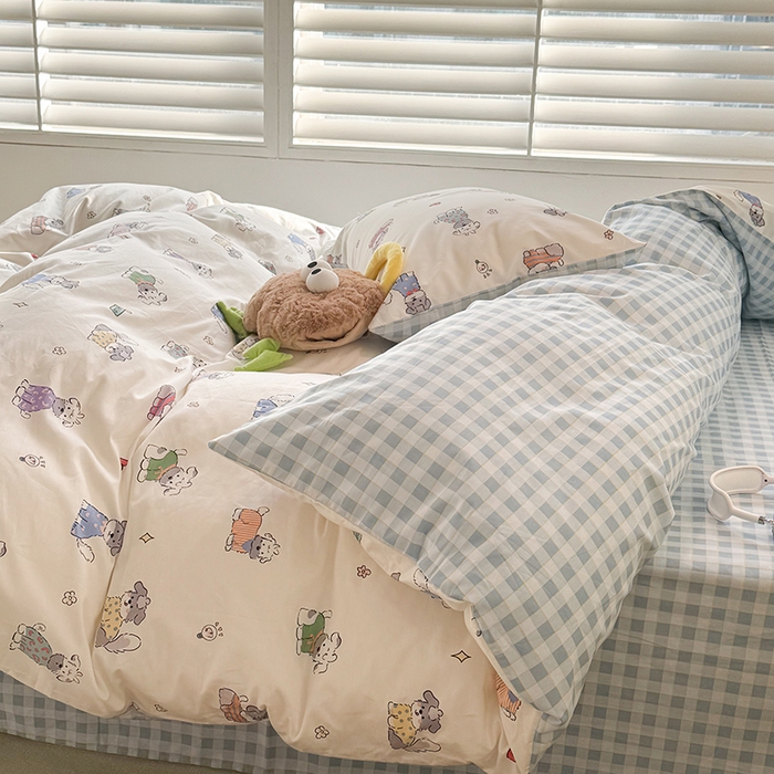 91家纺网 家纺一手货源 找家纺 昔可家纺 2024新款全棉萌趣卡通印花系列四件套 蓝格彩色哈基米