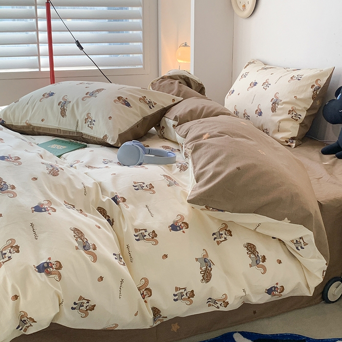 91家纺网 家纺一手货源 找家纺 昔可家纺 2024新款全棉萌趣卡通印花系列四件套 松果小松鼠
