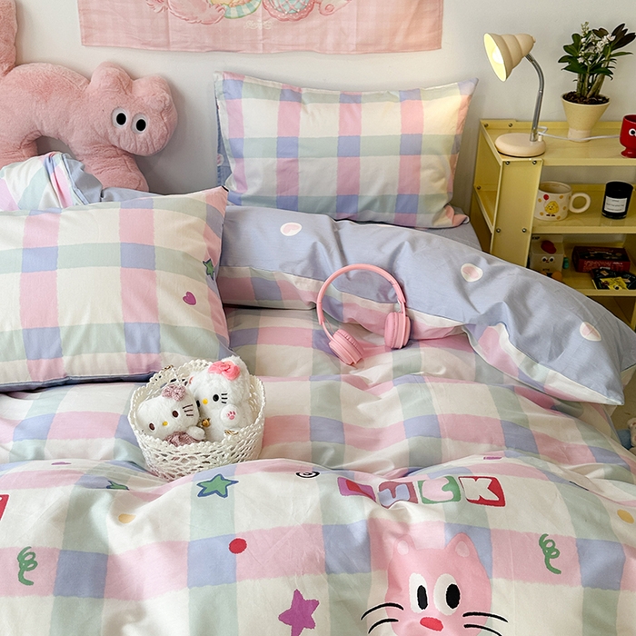 91家纺网 家纺一手货源 找家纺 昔可家纺 2024新款全棉萌趣卡通印花系列四件套 彩格粉猫