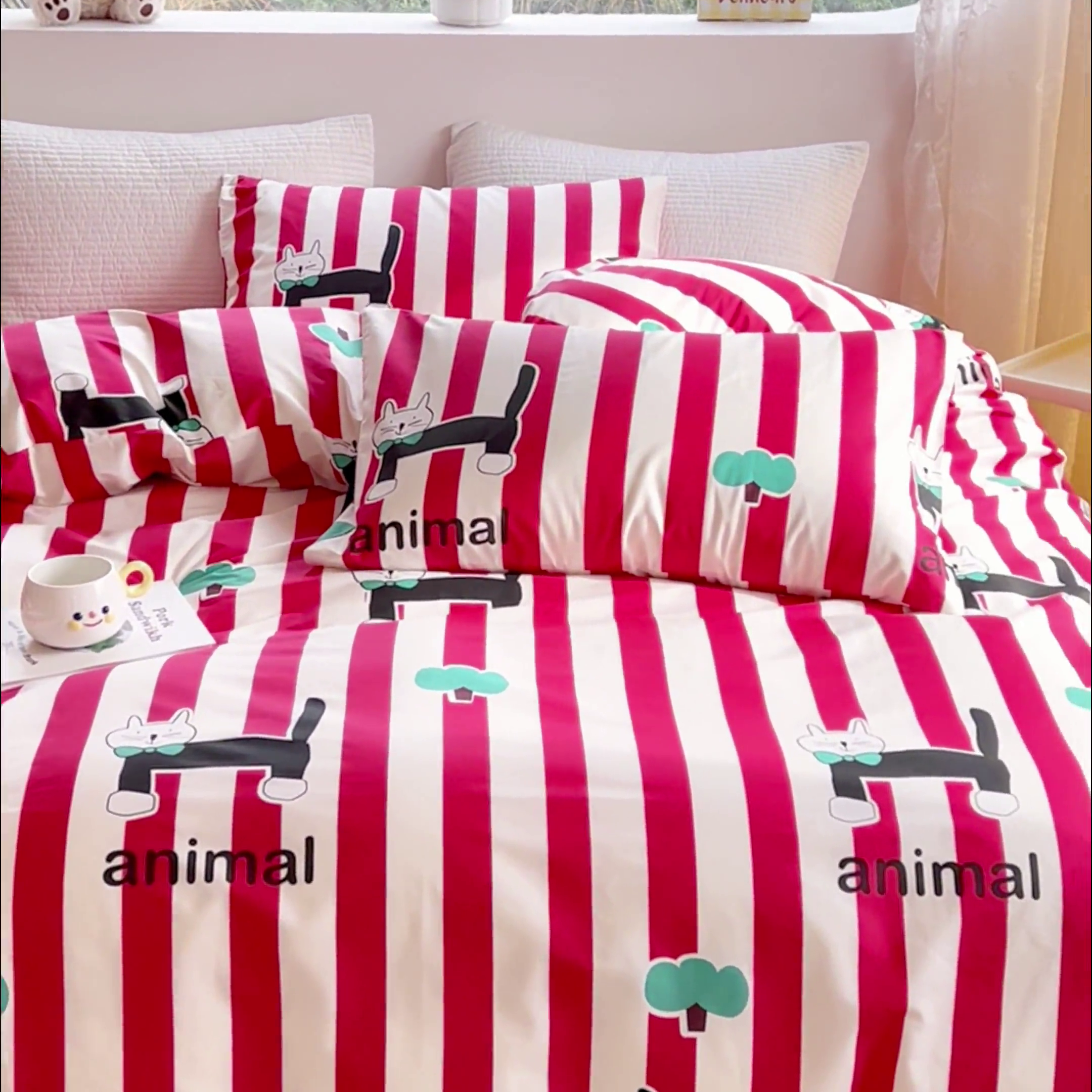 91家纺网 家纺一手货源 找家纺 感遇家纺 2024春夏新品全棉卡通印花四件套-第一批 红条夜猫