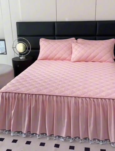 91家纺网 家纺一手货源 找家纺 笠裙家纺 2024新款A类原棉夹大豆棉加厚刺绣四叶草款系列床裙 四叶草-淡粉