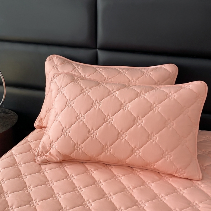 91家纺网 家纺一手货源 找家纺 笠裙家纺 2024新款A类原棉夹大豆棉加厚刺绣四叶草款系列床裙 四叶草-淡粉