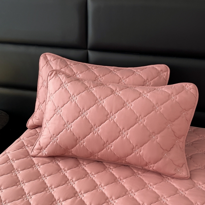 91家纺网 家纺一手货源 找家纺 笠裙家纺 2024新款A类原棉夹大豆棉加厚刺绣四叶草款系列床裙 四叶草-豆沙