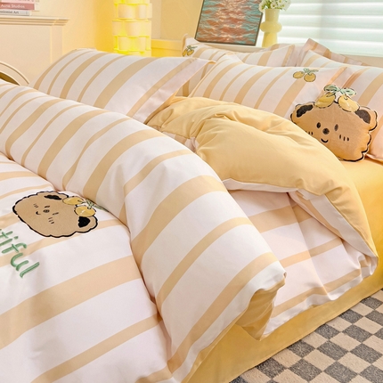 91家纺网 家纺一手货源 找家纺 娜娜 2024新款磨毛水洗棉刺绣四件套 	 樱桃小熊-黄