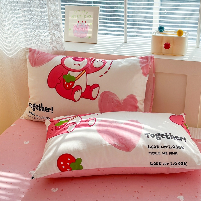 91家纺网 家纺一手货源 找家纺 清雅福 2024新款全棉13372小清新四件套-第三季 爱心草莓熊