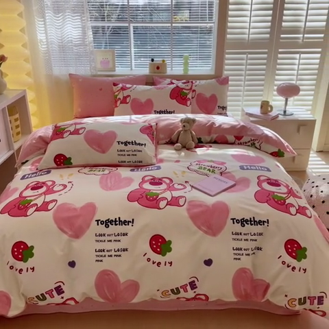 91家纺网 家纺一手货源 找家纺 清雅福 2024新款全棉13372小清新四件套-第三季 爱心草莓熊