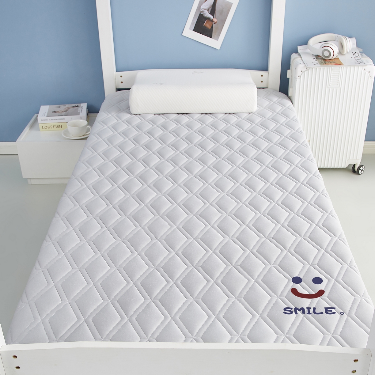 91家纺网 家纺一手货源 找家纺 鹿辉 2025新款A类牛奶丝烫画单边床垫笑脸款 笑脸灰