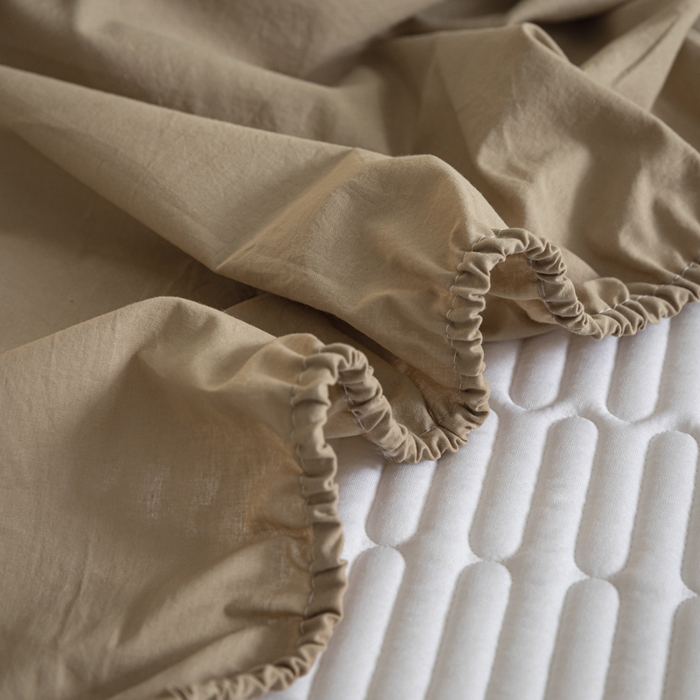 91家纺网 家纺一手货源 找家纺 芬晴家纺 2024新款纯棉水洗棉纯色夹棉床笠 漫游-奶茶