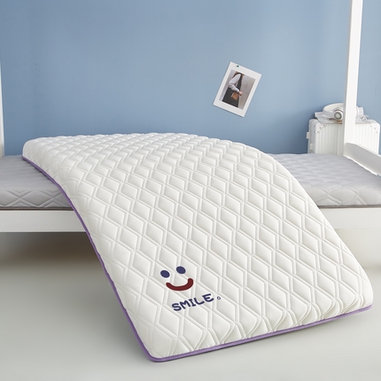 91家纺网 家纺一手货源 找家纺 鹿辉 2025新款A类牛奶丝烫画单边床垫笑脸款 笑脸白