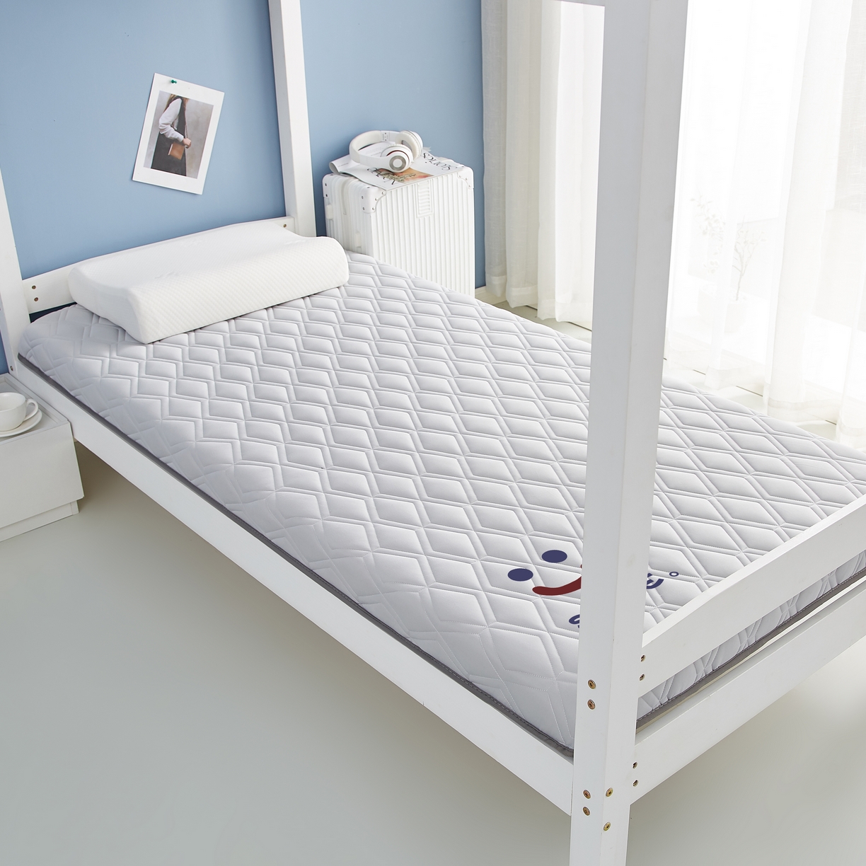 91家纺网 家纺一手货源 找家纺 鹿辉 2025新款A类牛奶丝烫画单边床垫笑脸款 笑脸灰