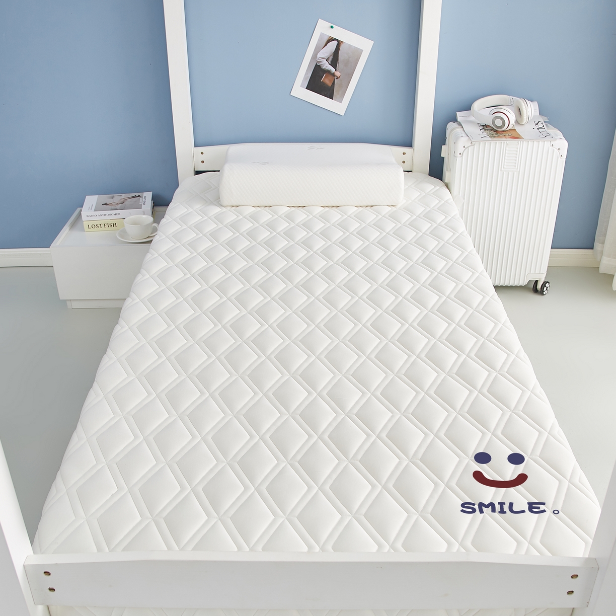 91家纺网 家纺一手货源 找家纺 鹿辉 2025新款A类牛奶丝烫画单边床垫笑脸款 笑脸白