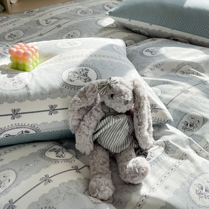 91家纺网 家纺一手货源 找家纺 捌月 2024新款全棉小花匠系列四件套单品系列 朵拉熊