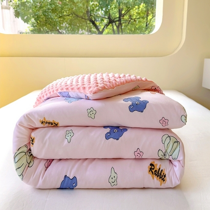 91家纺网 家纺一手货源 找家纺 希诺 2024春夏豆豆绒多功能被套盖毯针织棉幼儿园豆豆被可拆洗 彩虹兔