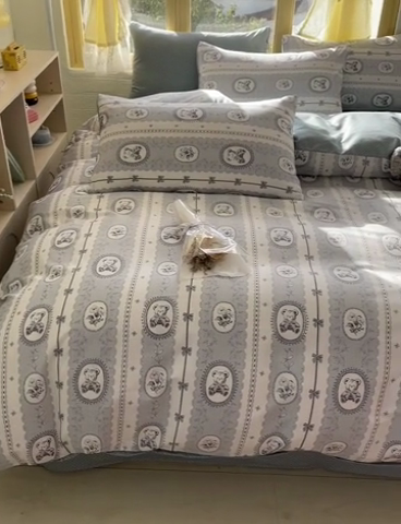 91家纺网 家纺一手货源 找家纺 捌月 2024新款全棉小花匠系列四件套单品系列 朵拉熊