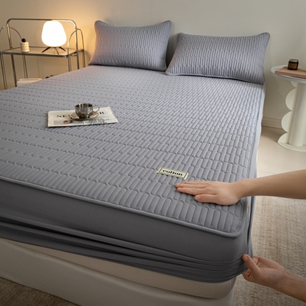 91家纺网 家纺一手货源 找家纺 芬晴家纺 2024新款纯棉水洗棉纯色夹棉床笠 漫游-浅灰