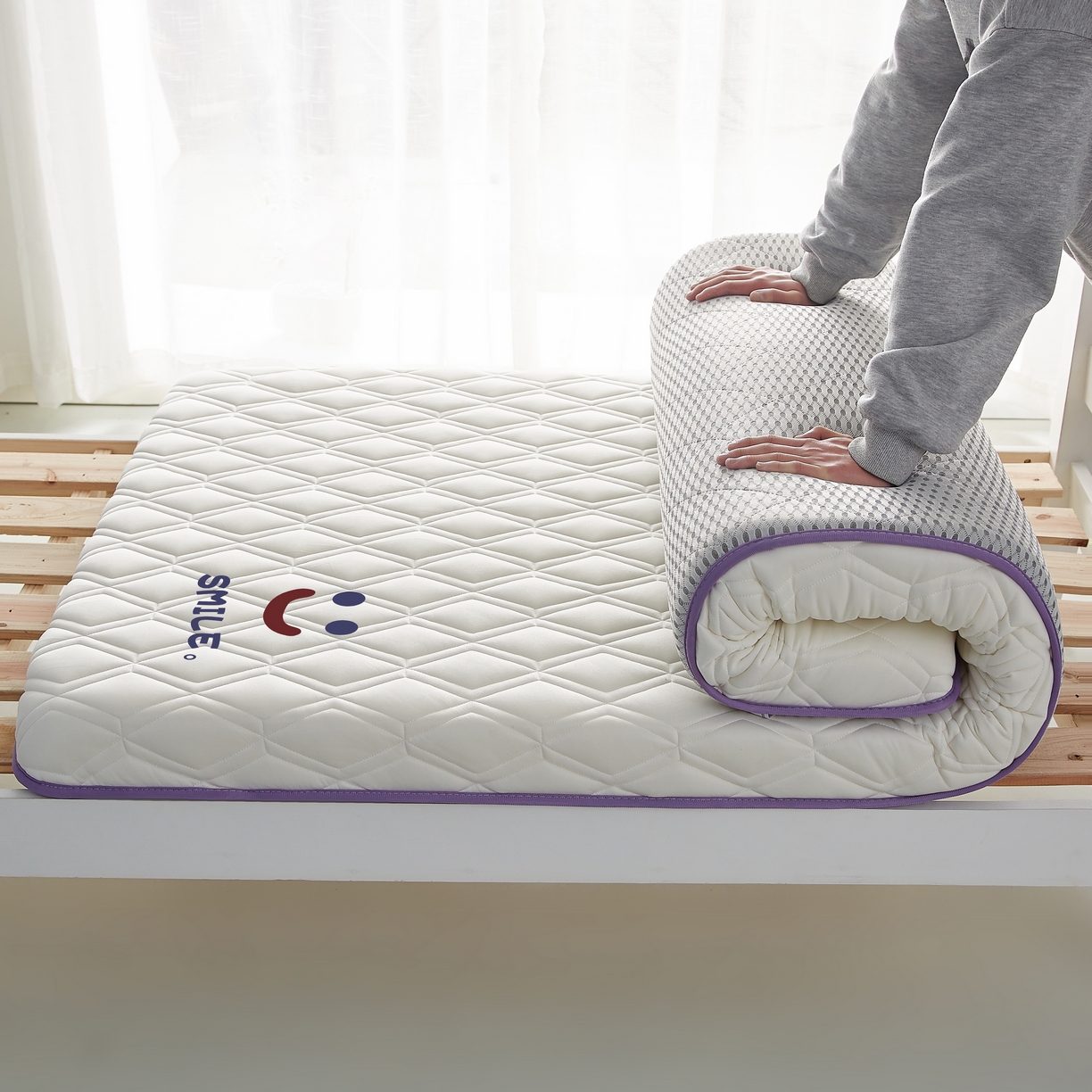 91家纺网 家纺一手货源 找家纺 鹿辉 2025新款A类牛奶丝烫画单边床垫笑脸款 笑脸白