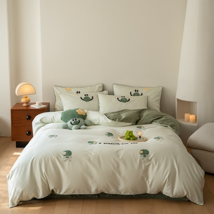 91家纺网 家纺一手货源 找家纺 FORTWO家纺原创设计 2024新款50双股卡通毛巾绣四件套 菜头宝宝