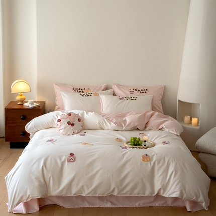 91家纺网 家纺一手货源 找家纺 FORTWO家纺原创设计 2024新款50双股卡通毛巾绣四件套 蛋糕派对