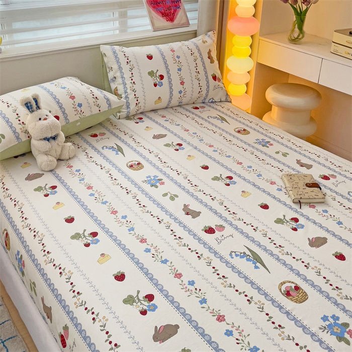 91家纺网 家纺一手货源 找家纺 名兮家居 2024新款全棉印花单床笠 草莓兔兔