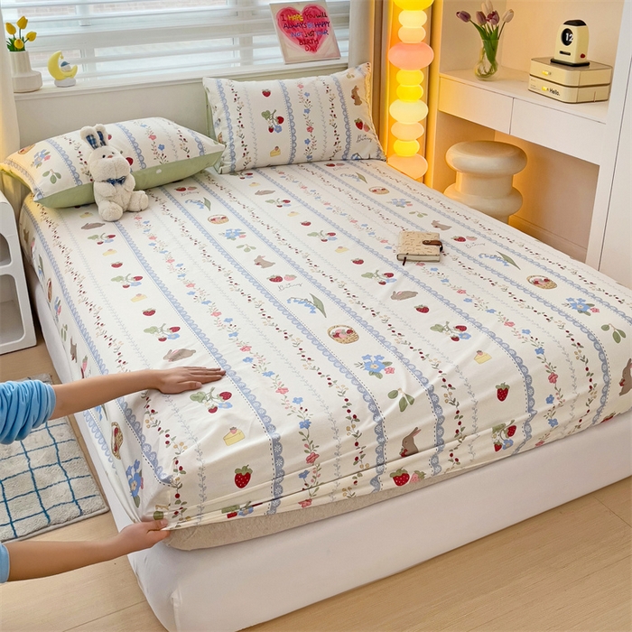 91家纺网 家纺一手货源 找家纺 名兮家居 2024新款全棉印花单床笠 草莓兔兔