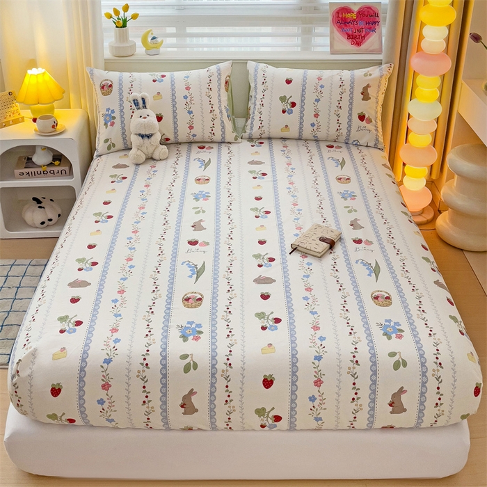 91家纺网 家纺一手货源 找家纺 名兮家居 2024新款全棉印花单床笠 草莓兔兔