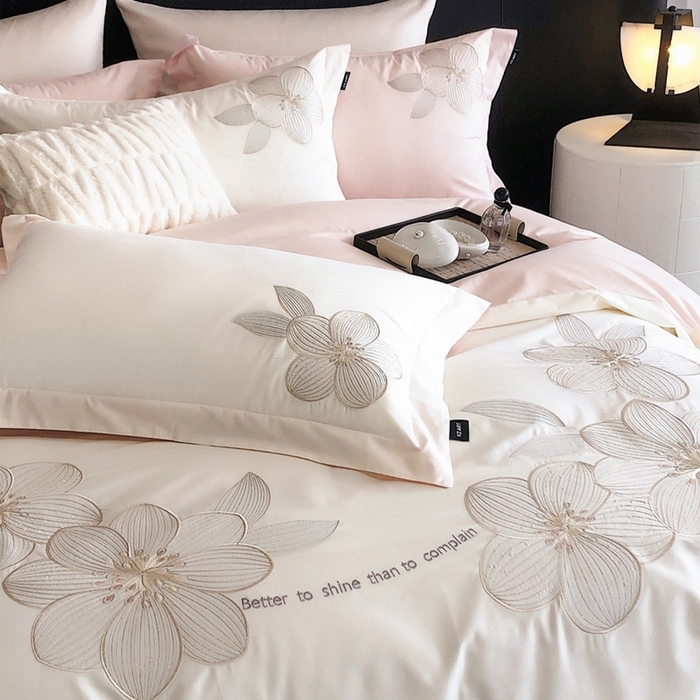 91家纺网 家纺一手货源 找家纺 卡姿家纺 2024新款春夏全棉优雅刺绣四件套—月光曲 月光曲白